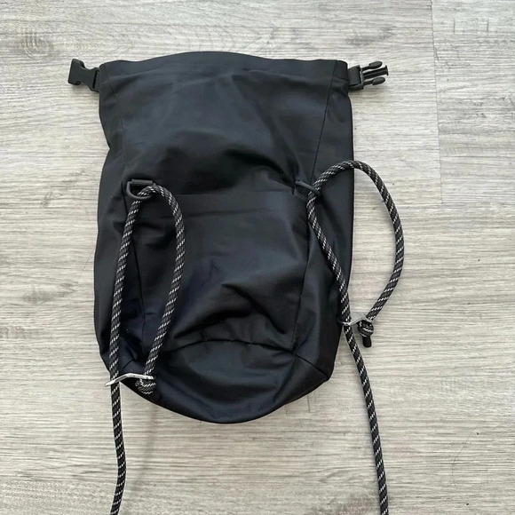 Lululemon Roll Top Crossbody Bag One Size Black Messenger Unisex Adjustable - Picture 3 of 6